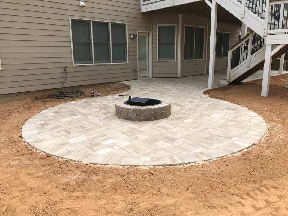 Stonehurst Cappuchino pavers with Santa Fe color fire pit