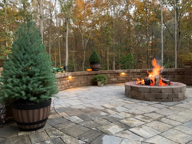 Stonehurst Sierra pavers Lakeland seat walls and fire pit